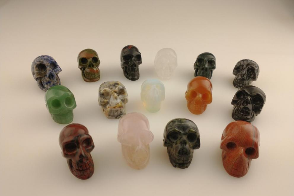 Traveler menselijke schedels van diverse edelsteen