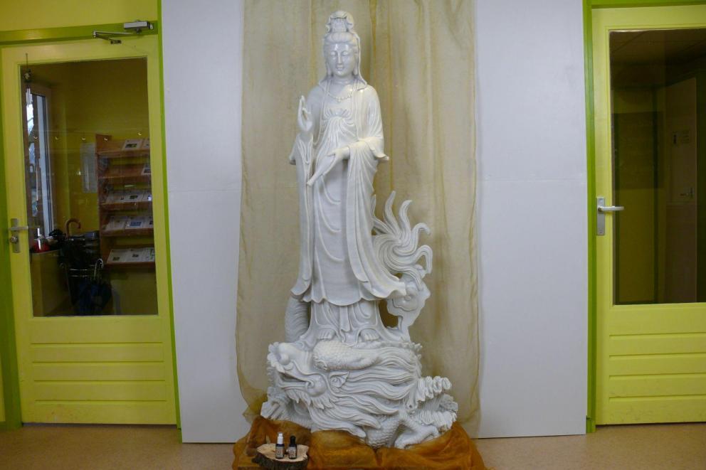 Witte Jade Quan Yin met Draak en enorme Liefdesuitstraling