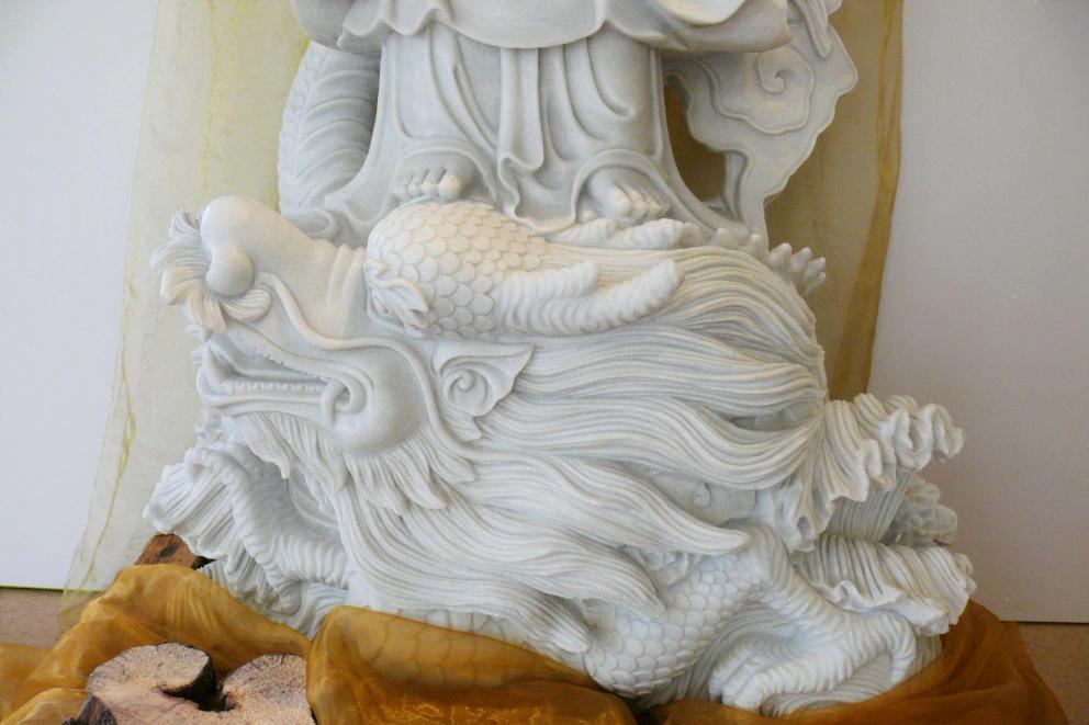Witte Jade Quan Yin met Draak en enorme Liefdesuitstraling